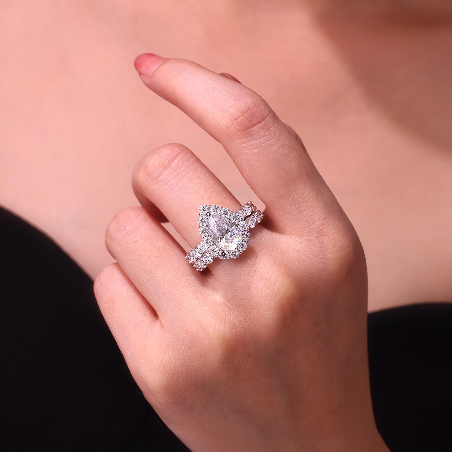 The "Pear-Luxe" Elongating Solitaire