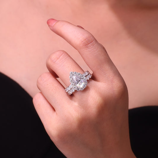 The "Pear-Luxe" Elongating Solitaire