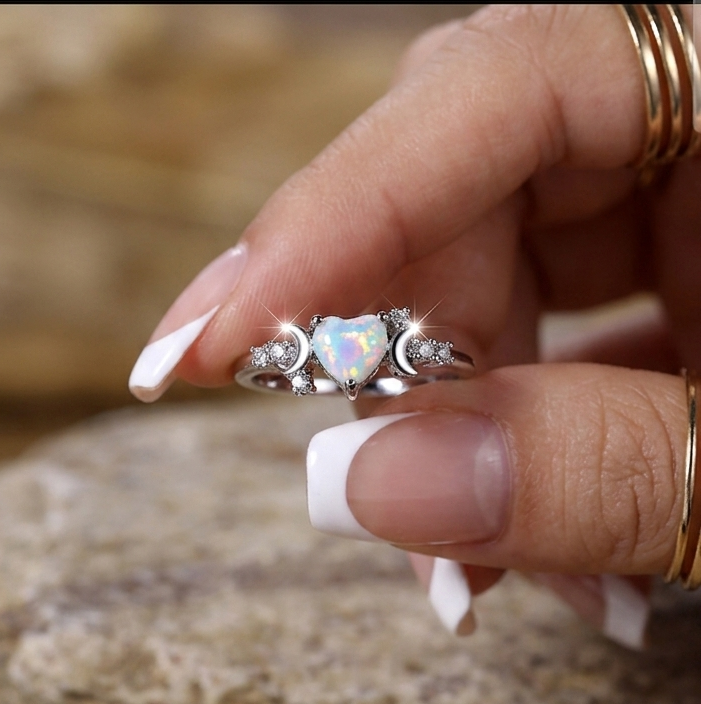 Love Moon Three Claw Ring